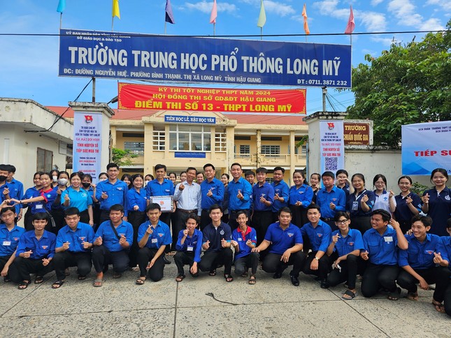 Bí thư Trung ương Đoàn động viên tình nguyện viên Tiếp sức mùa thi tại Hậu Giang ảnh 7