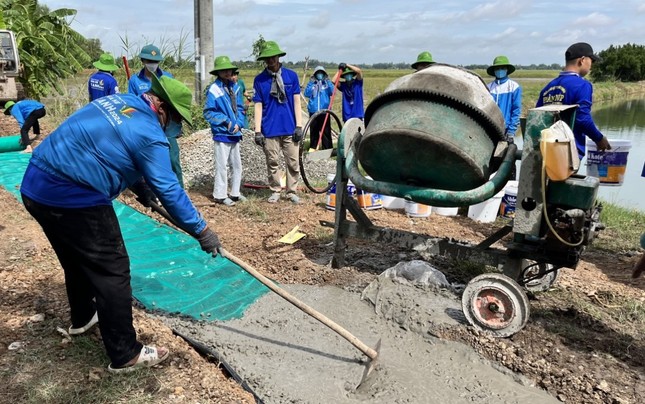 Thanh niên tình nguyện sửa 32km đường nông thôn tại Đồng Tháp ảnh 1