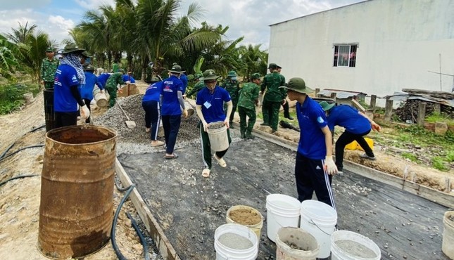 Thanh niên tình nguyện sửa 32km đường nông thôn tại Đồng Tháp ảnh 3