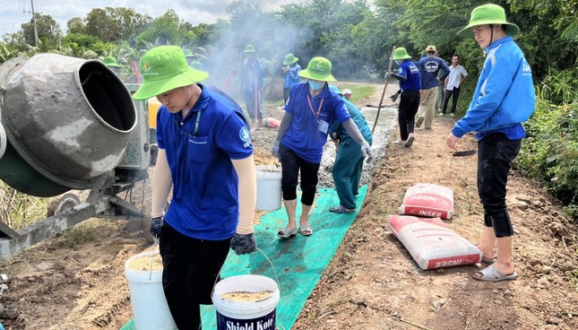 Thanh niên tình nguyện sửa 32km đường nông thôn tại Đồng Tháp ảnh 2