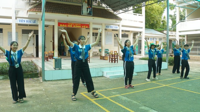 Chiến sĩ tình nguyện tạo sân chơi cho trẻ em An Giang ảnh 1