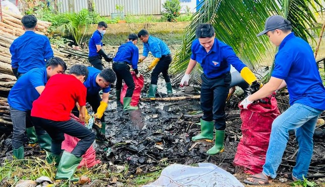 Chiến sĩ tình nguyện Bến Tre tu sửa hơn 30km đường nông thôn ảnh 1