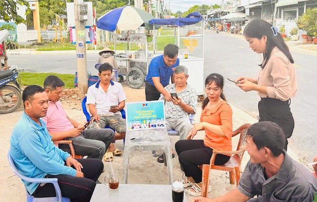 Thanh niên Đồng Tháp hỗ trợ người dân dùng công nghệ, tự bảo vệ trên mạng ảnh 1