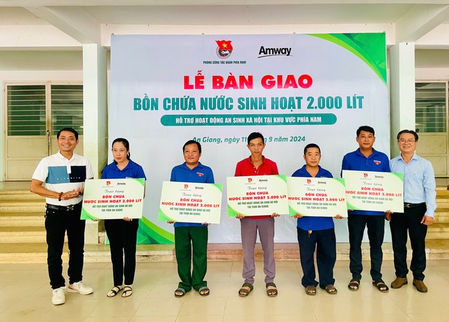 Tặng bồn chứa cho bà con vùng thiếu nước sinh hoạt tại An Giang ảnh 1