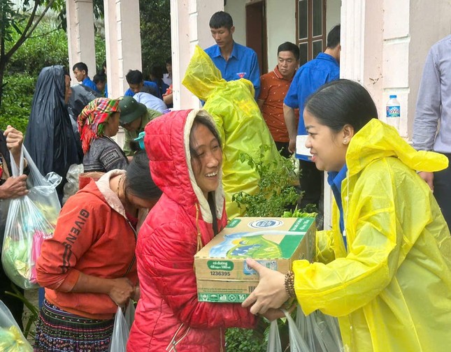 Thành Đoàn Cần Thơ tặng quà người dân bị ảnh hưởng bão lũ tại Sơn La ảnh 3