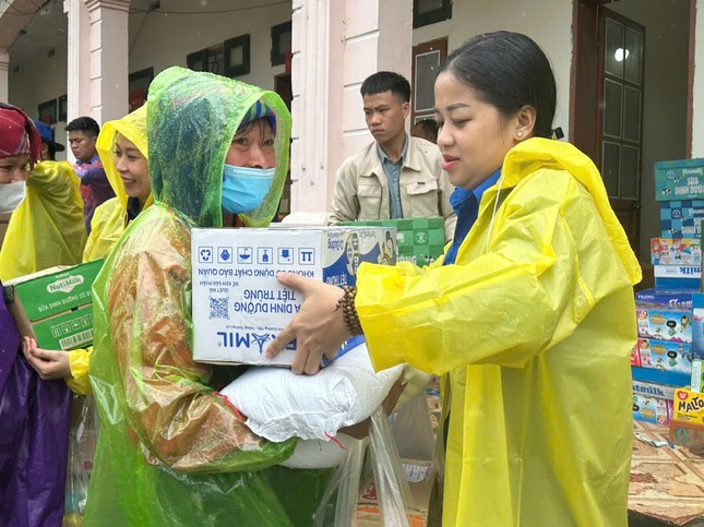 Thành Đoàn Cần Thơ tặng quà người dân bị ảnh hưởng bão lũ tại Sơn La ảnh 1