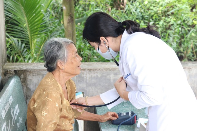 Tỉnh Đoàn Bến Tre cùng Hoa hậu Nguyễn Thanh Hà tặng quà Xuân tình nguyện ảnh 4