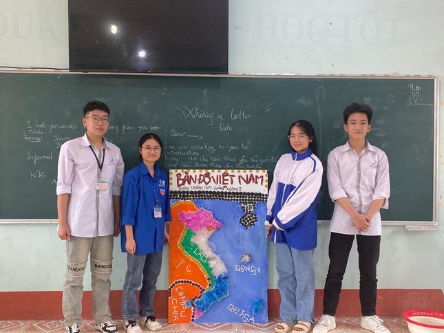 Học sinh xứ Thanh làm bản đồ Việt Nam bằng vật liệu tái chế ảnh 4