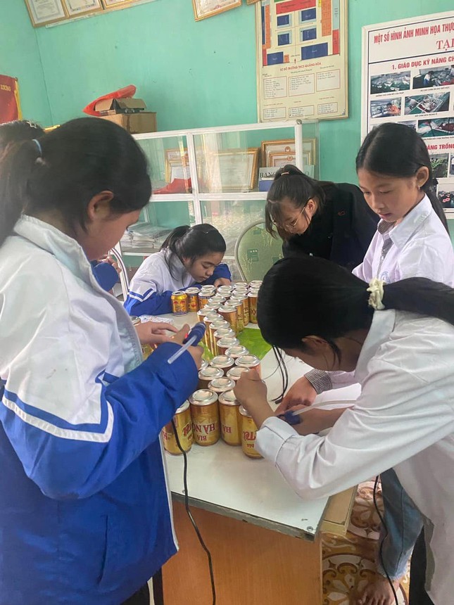Học sinh xứ Thanh làm bản đồ Việt Nam bằng vật liệu tái chế ảnh 1