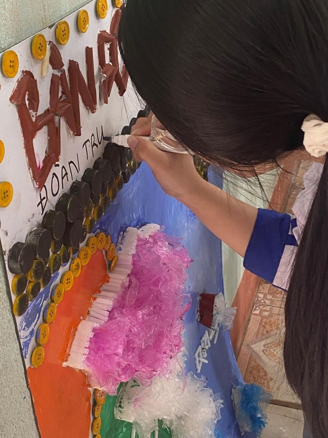 Học sinh xứ Thanh làm bản đồ Việt Nam bằng vật liệu tái chế ảnh 3