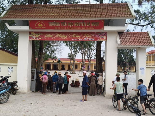 Vụ phụ huynh cho con nghỉ học phản đối sáp nhập trường: Hơn 100 học sinh đã đi học trở lại ảnh 1