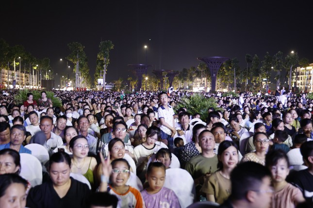 Pháo hoa rực rỡ 'khai tiệc' du lịch biển Sầm Sơn ảnh 1
