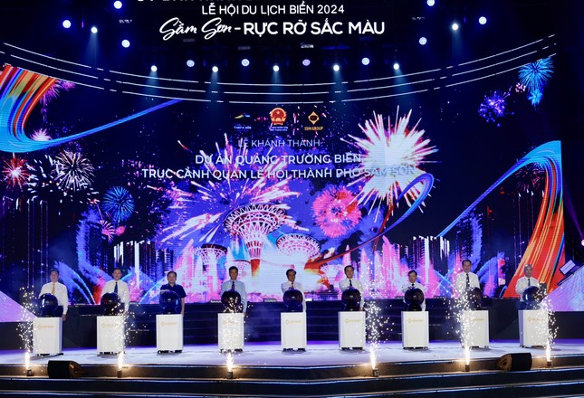 Pháo hoa rực rỡ 'khai tiệc' du lịch biển Sầm Sơn ảnh 5