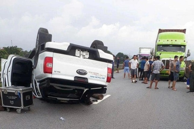 Cao tốc Quốc lộ 45 - Nghi Sơn qua Thanh Hoá ùn tắc do xe bán tải bị lật ảnh 2