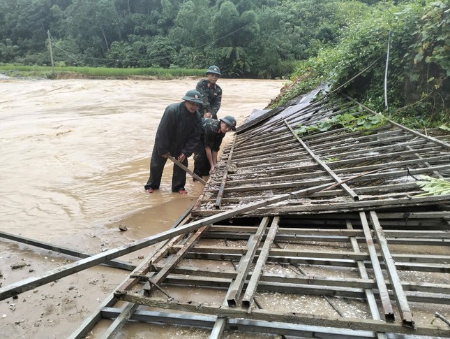 Mưa lũ cuốn trôi nhiều cột điện, hơn 800 hộ dân ở vùng núi Thanh Hóa mất điện ảnh 4