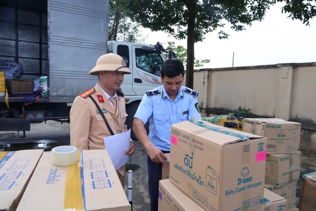 Quản lý thị trường Thanh Hóa tạm giữ nhiều mặt hàng không có nguồn gốc xuất xứ ảnh 2