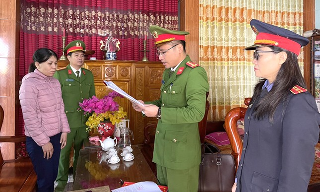 Tham ô gần 1 tỉ đồng, nữ cửa hàng trưởng bị bắt ảnh 1