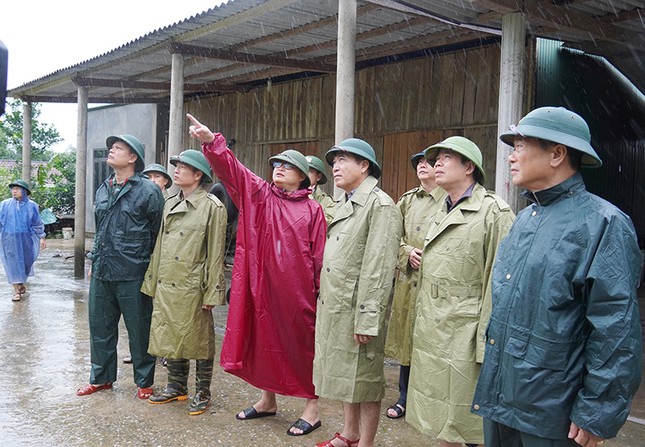 Lãnh đạo tỉnh Quảng Bình xuống hiện trường chỉ đạo phòng chống bão số 4 ảnh 2