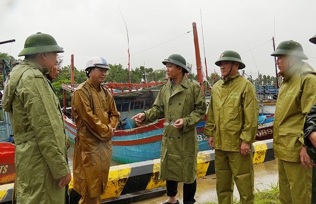 Lãnh đạo tỉnh Quảng Bình xuống hiện trường chỉ đạo phòng chống bão số 4 ảnh 4