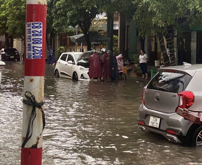 Mưa lớn khiến nhiều đường TP. Đồng Hới tê liệt ảnh 2