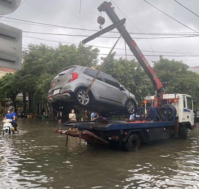 Mưa lớn khiến nhiều đường TP. Đồng Hới tê liệt ảnh 3