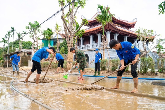 Thanh niên dọn bùn khu vực Nhà lưu niệm Đại tướng Võ Nguyên Giáp ảnh 3