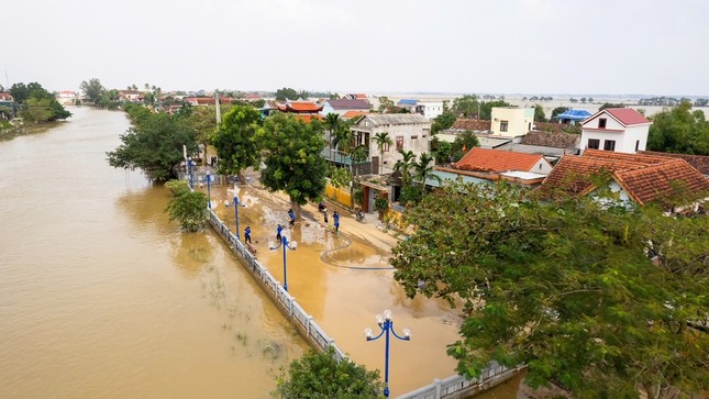 Thanh niên dọn bùn khu vực Nhà lưu niệm Đại tướng Võ Nguyên Giáp ảnh 9