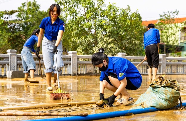 Thanh niên dọn bùn khu vực Nhà lưu niệm Đại tướng Võ Nguyên Giáp ảnh 10