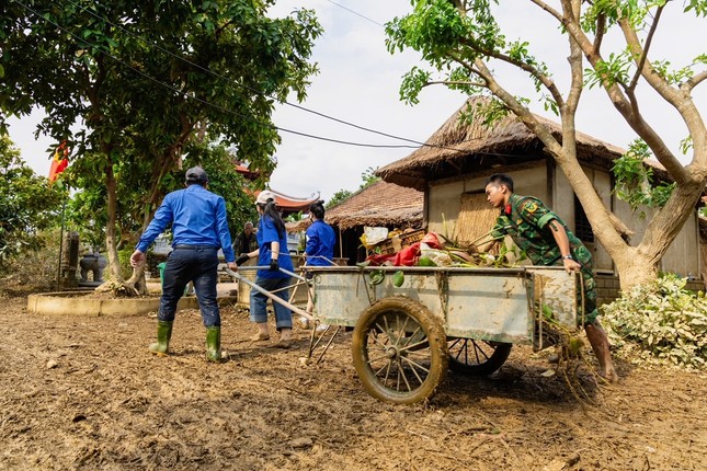 Thanh niên dọn bùn khu vực Nhà lưu niệm Đại tướng Võ Nguyên Giáp ảnh 4