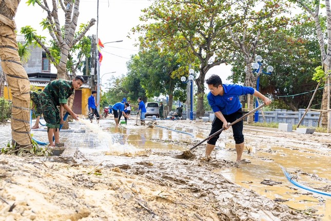 Thanh niên dọn bùn khu vực Nhà lưu niệm Đại tướng Võ Nguyên Giáp ảnh 6