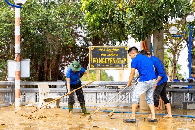 Thanh niên dọn bùn khu vực Nhà lưu niệm Đại tướng Võ Nguyên Giáp ảnh 2