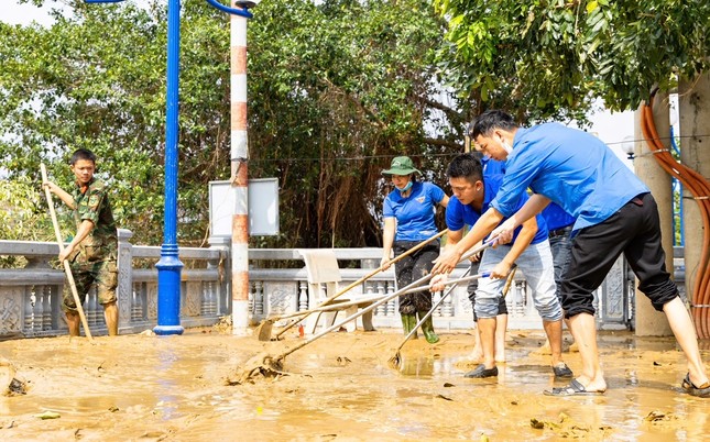 Thanh niên dọn bùn khu vực Nhà lưu niệm Đại tướng Võ Nguyên Giáp ảnh 5