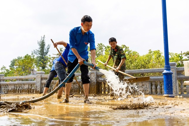 Thanh niên dọn bùn khu vực Nhà lưu niệm Đại tướng Võ Nguyên Giáp ảnh 8