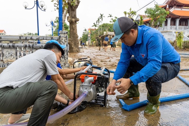 Thanh niên dọn bùn khu vực Nhà lưu niệm Đại tướng Võ Nguyên Giáp ảnh 7