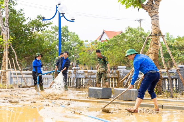 Thanh niên dọn bùn khu vực Nhà lưu niệm Đại tướng Võ Nguyên Giáp ảnh 1