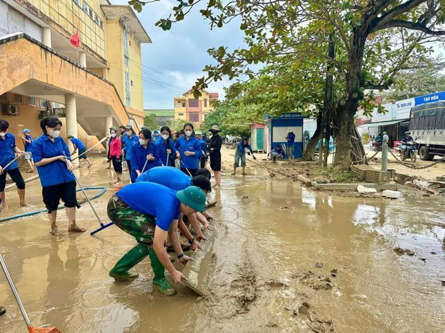 Thanh niên dọn bùn khu vực Nhà lưu niệm Đại tướng Võ Nguyên Giáp ảnh 11