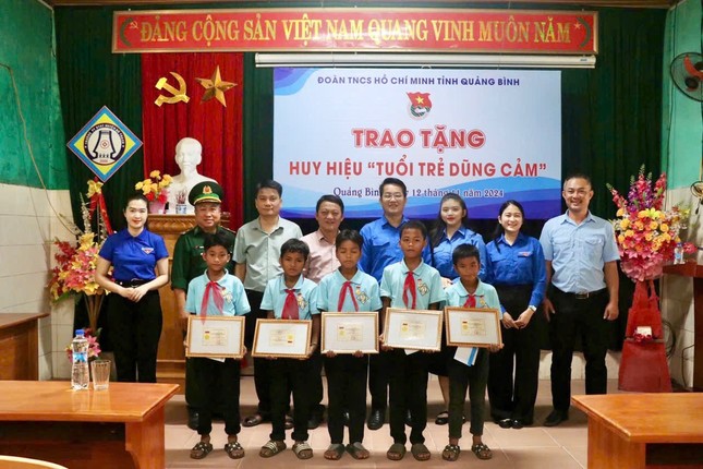 Trao Huy hiệu Tuổi trẻ dũng cảm cho nhóm học sinh cứu 2 em nhỏ giữa dòng nước xiết ảnh 2