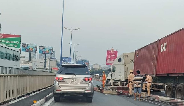 Xe container tông dải phân cơ hội bên trên cầu TP. Sài Gòn, giao thông vận tải ùn ứ ngày vào ngày đầu tuần hình họa 2