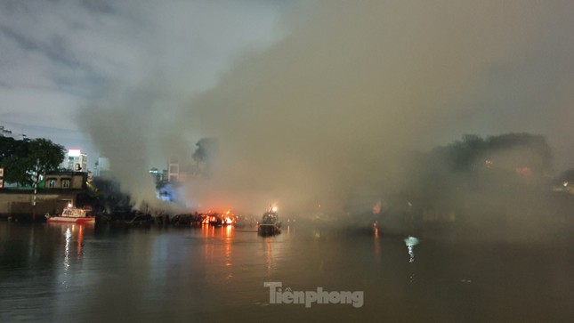 Cháy rực trời dãy nhà ven kênh Tàu Hủ TPHCM ảnh 3