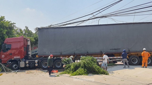 Motorcycle 'swallowed' by container truck, man narrowly escaped death photo 5
