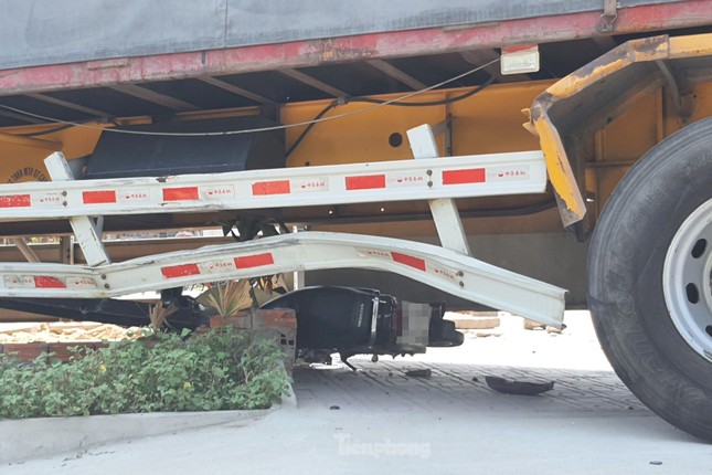 Motorcycle 'swallowed' by container truck, man narrowly escaped death photo 2