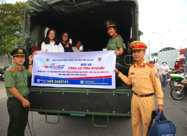 Hà Nội 'phủ' áo xanh gần 200 điểm thi, hơn 4.000 tình nguyện viên Kiên Giang, An Giang tiếp sức sĩ tử ảnh 7