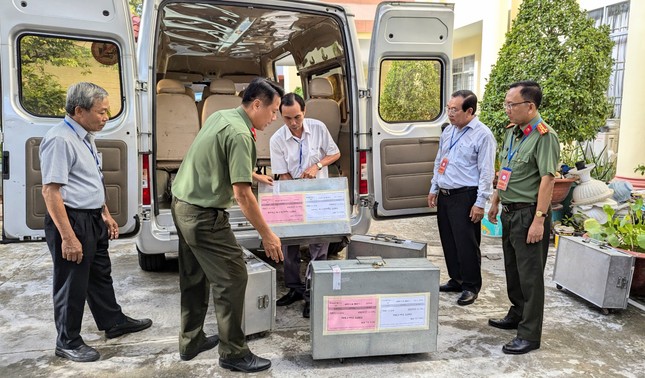 Hà Nội 'phủ' áo xanh gần 200 điểm thi, hơn 4.000 tình nguyện viên Kiên Giang, An Giang tiếp sức sĩ tử ảnh 8