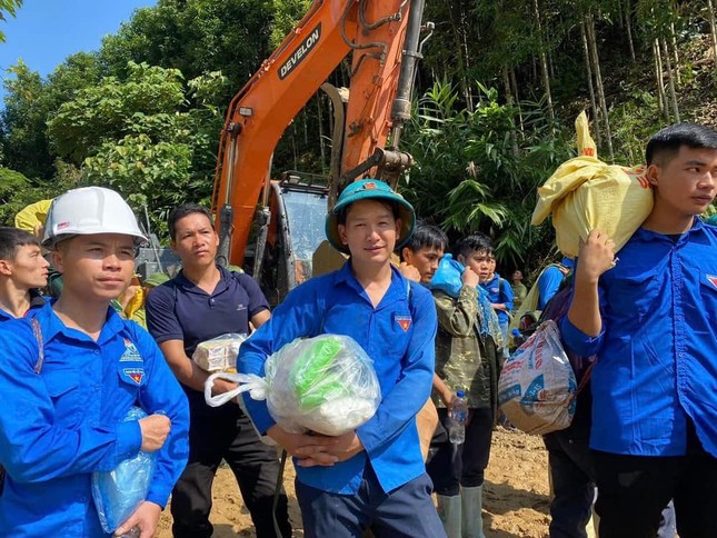 Thanh niên Lào Cai cào đất, bốc đá, thồ hàng khắc phục hậu quả bão lũ ảnh 10