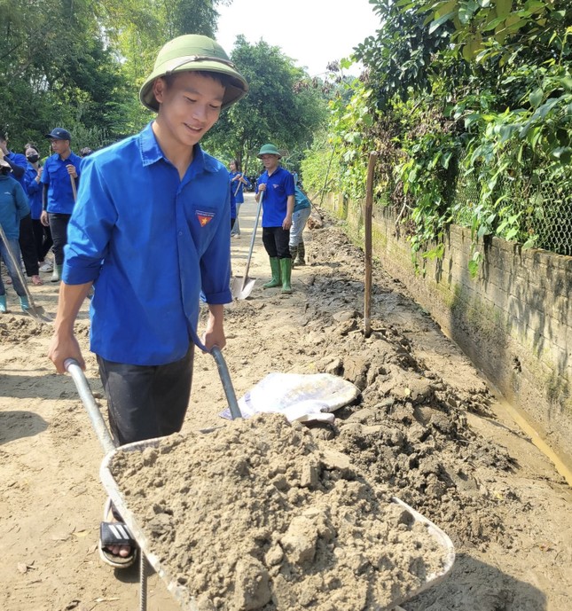 Thanh niên Lào Cai cào đất, bốc đá, thồ hàng khắc phục hậu quả bão lũ ảnh 2