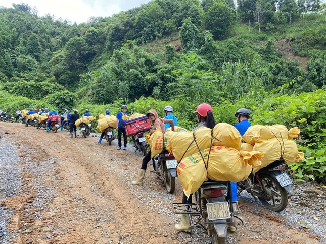 Thanh niên Lào Cai cào đất, bốc đá, thồ hàng khắc phục hậu quả bão lũ ảnh 6