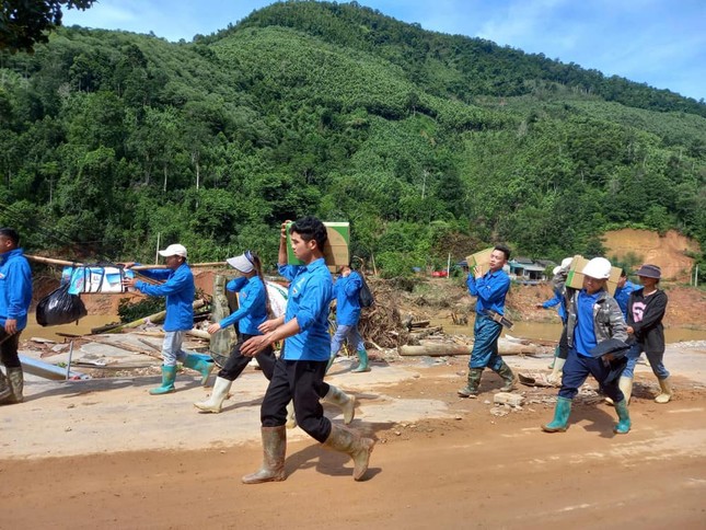 Thanh niên Lào Cai cào đất, bốc đá, thồ hàng khắc phục hậu quả bão lũ ảnh 9