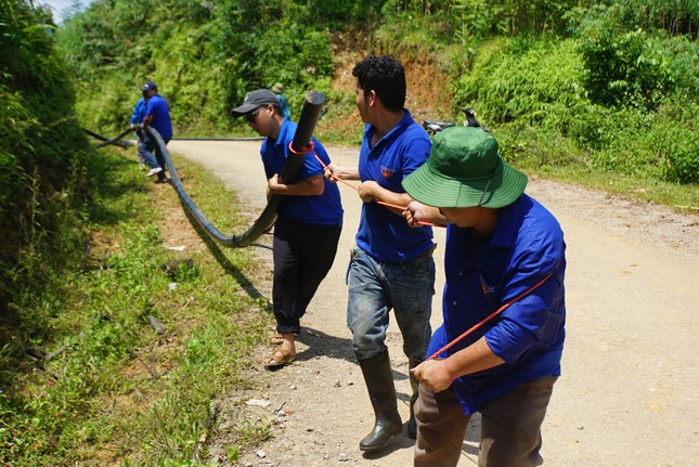 Đoàn viên thanh niên kéo nước về nơi ở mới của người dân Làng Nủ ảnh 1