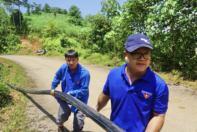 Đoàn viên thanh niên kéo nước về nơi ở mới của người dân Làng Nủ ảnh 2