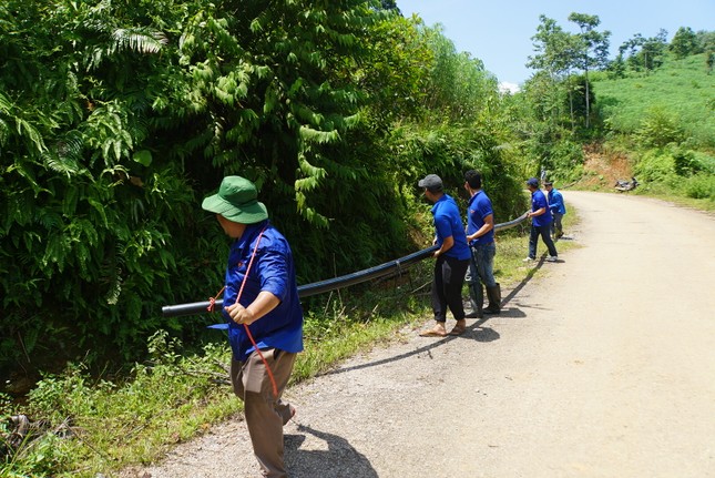 Đoàn viên thanh niên kéo nước về nơi ở mới của người dân Làng Nủ ảnh 3